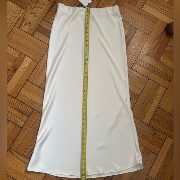 Zara gorgeous satin like cream skirt BNWT - Picture 4 of 6